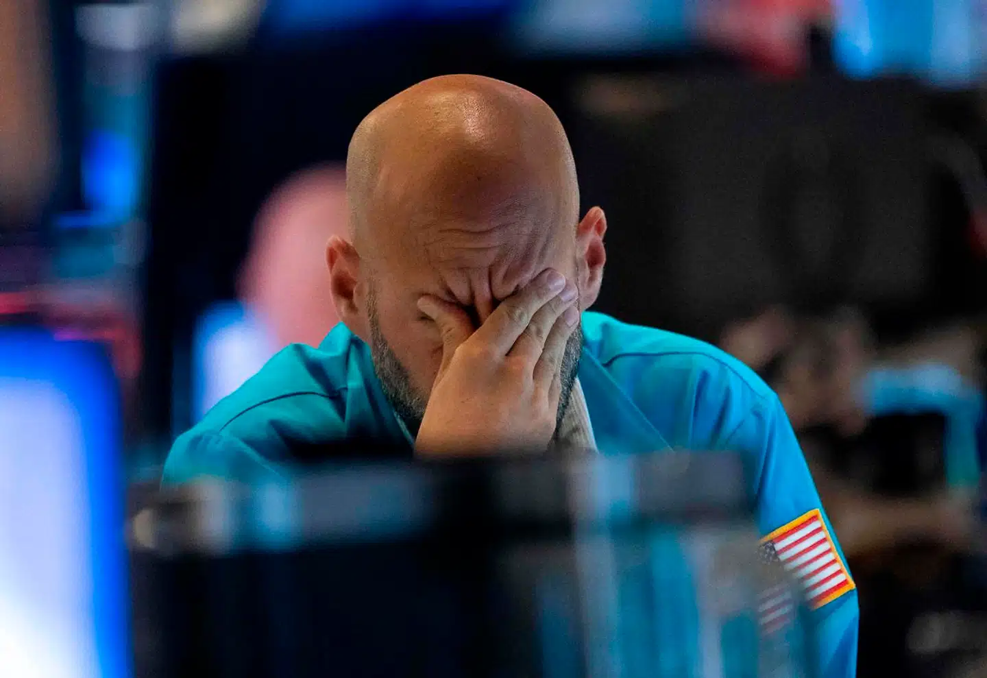 Den opblussede handelskrig mellem USA og Kina var med til at sende aktiemarkederne markant ned i USA fredag.