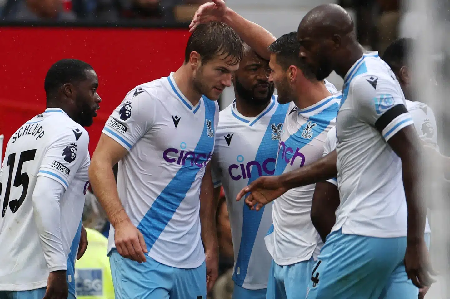 Joachim Andersen lykønskes efter sit drømmehug efter 25 minutters spil på Old Trafford.