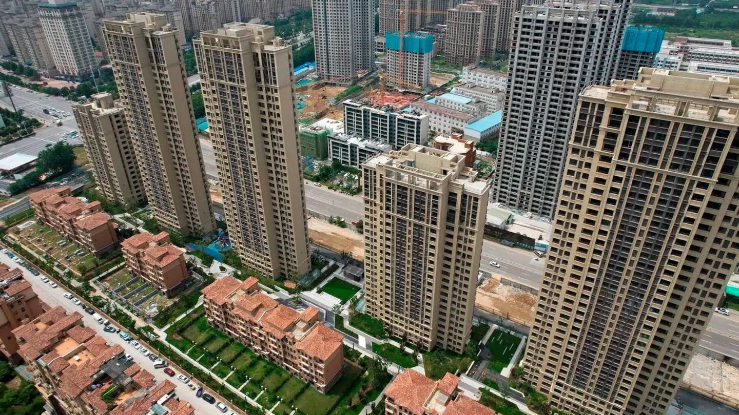 Ufærdige lejlighedskomplekser i den kinesiske by Xinzhen i Henan-provinsen. Billedet her er fra juni 2023.