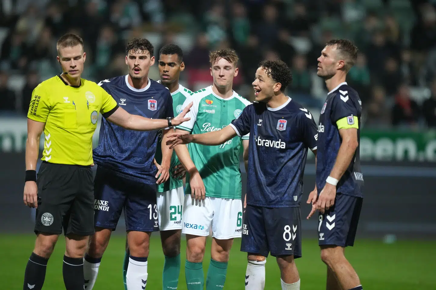 Dommer Jacob Carlsen (til venstre) er uenig i den kritik, der er kommet fra AGF efter søndagens kamp ude mod Viborg i Superligaen.