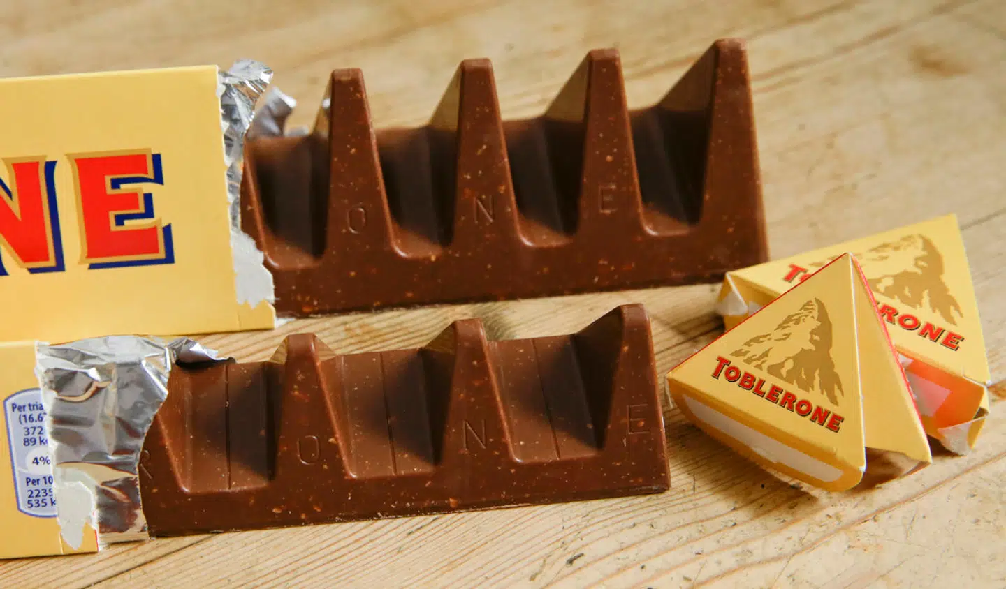 Sådan gjorde Toblerone for allerede syv år siden, da en spareplan skulle gennemføres. Der blev to færre Montblanc-tinder i hver pakke og længere mellem dalene.