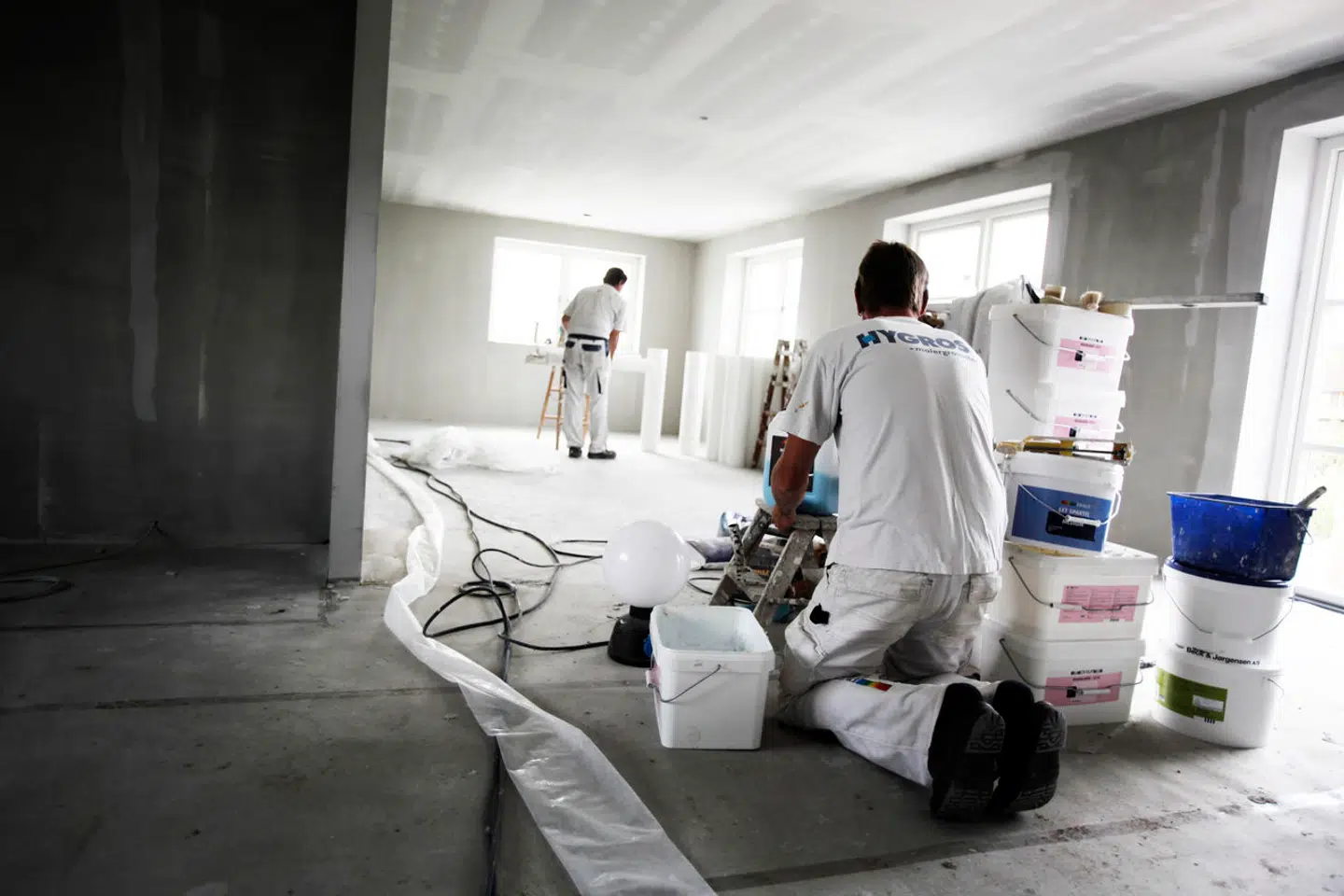 Der er kommet gang i danskernes lønfest. Det er i byggeriet, at lønningerne er steget mest, og det er generelt arbejdere, der har fået den største lønstigning på 5,4 procent. Økonomerne fremhæver, at de højere lønstigninger kommer på et kærkomment tidspunkt af en bestemt årsag.