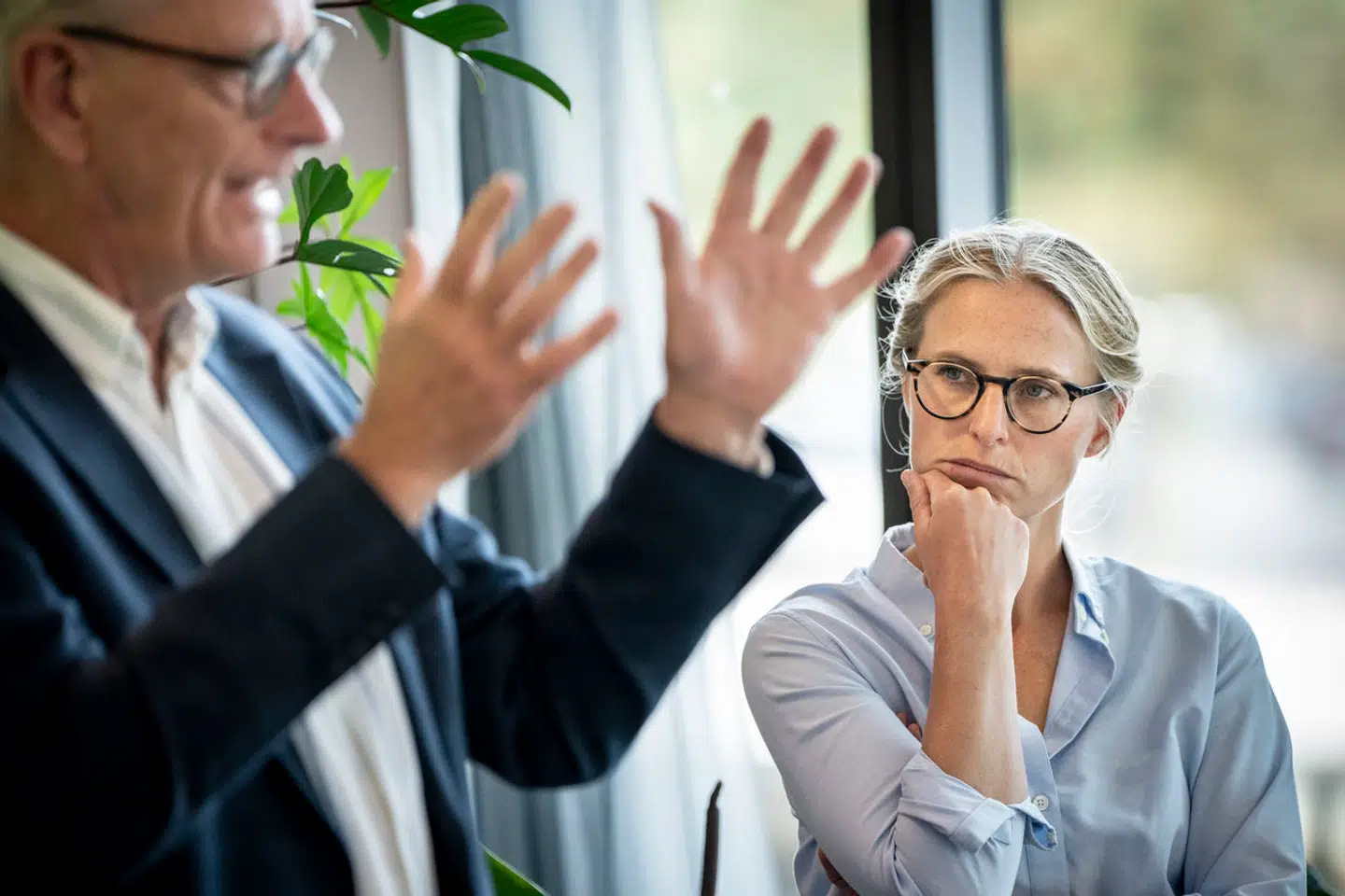 »I en kristen forståelse har ethvert menneske uendelig værdi. Det gælder også den syge, den svage og den gamle,« skriver Charlotte Dyremose. Her ses formand for Det Etiske Råd, Leif Vestergaard Pedersen, og medlem af Det Etiske Råd, Ida Donkin, i forbindelse med en pressebriefing om abortgrænse og aktiv dødshjælp, 25. september 2023.)