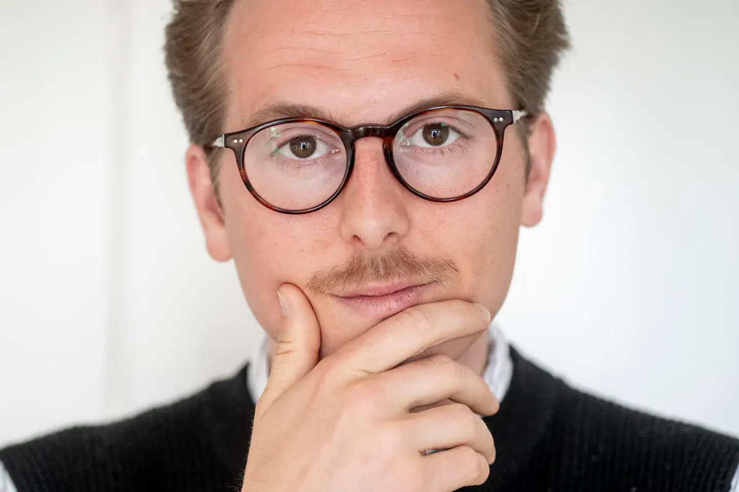 Thomas Korsgaard har skrevet en kort, men følsom bog om udenforskabets pris.