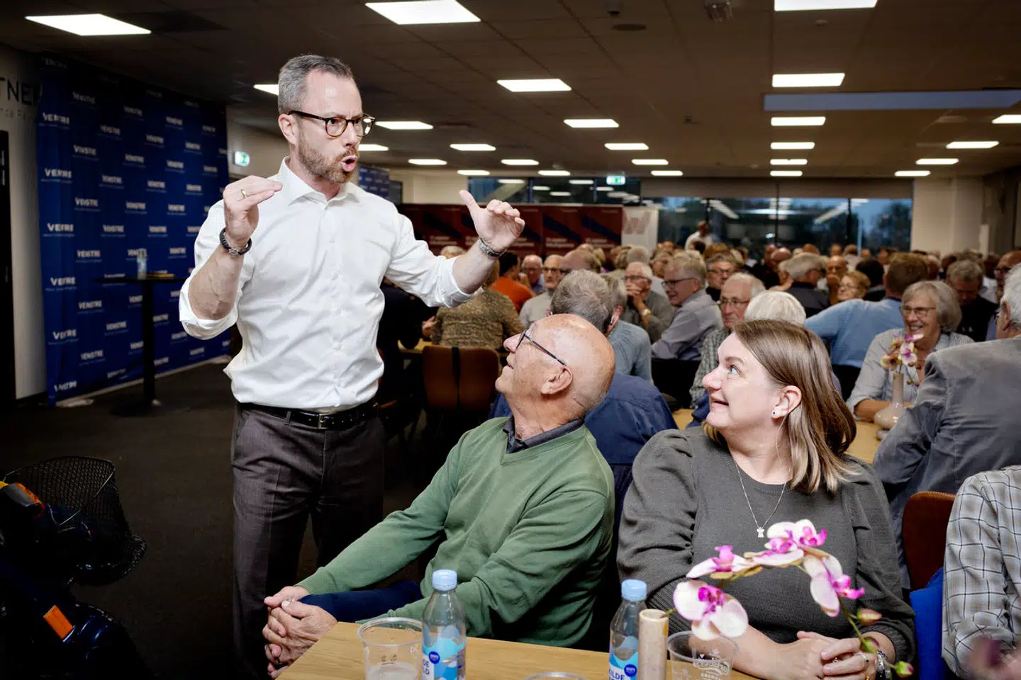 Mandag aften skal Jakob Ellemann-Jensen (V) mødes med repræsentanter for Venstres bagland i Kolding. Billedet er fra et vælgermøde i Herning 20. september, hvor Ellemann-Jensen ifølge Herning Folkeblad »stod over for en udfordring«, da han skulle tale grøn omstilling med nogle af de fremmødte landmænd.