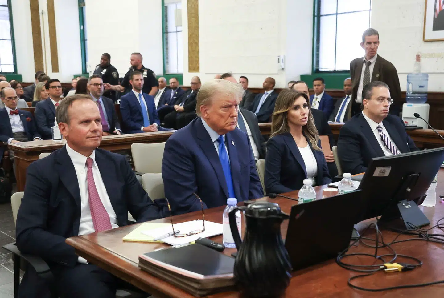 Donald Trump omgivet af sit juridiske hold i retten: (fra venstre møde højre) Christopher Kise, Alina Habba og Clifford Robert.