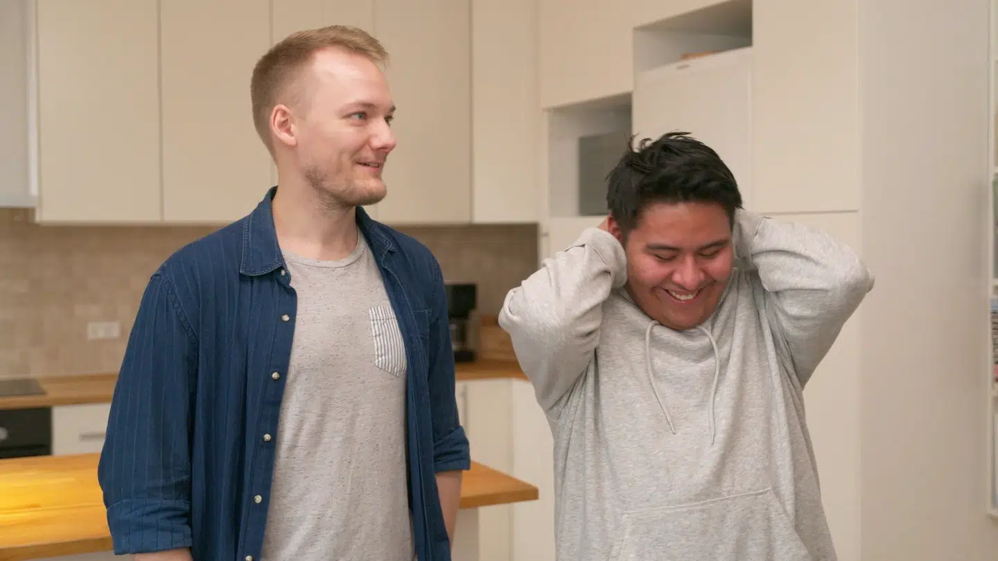 Jonas (til højre) er med i det nyeste afsnit af 'Luksusfælden.' Han skylder næsten en halv million kroner væk, som han har brugt på instrumenter, energidrik og byture. Foto: Pressefoto