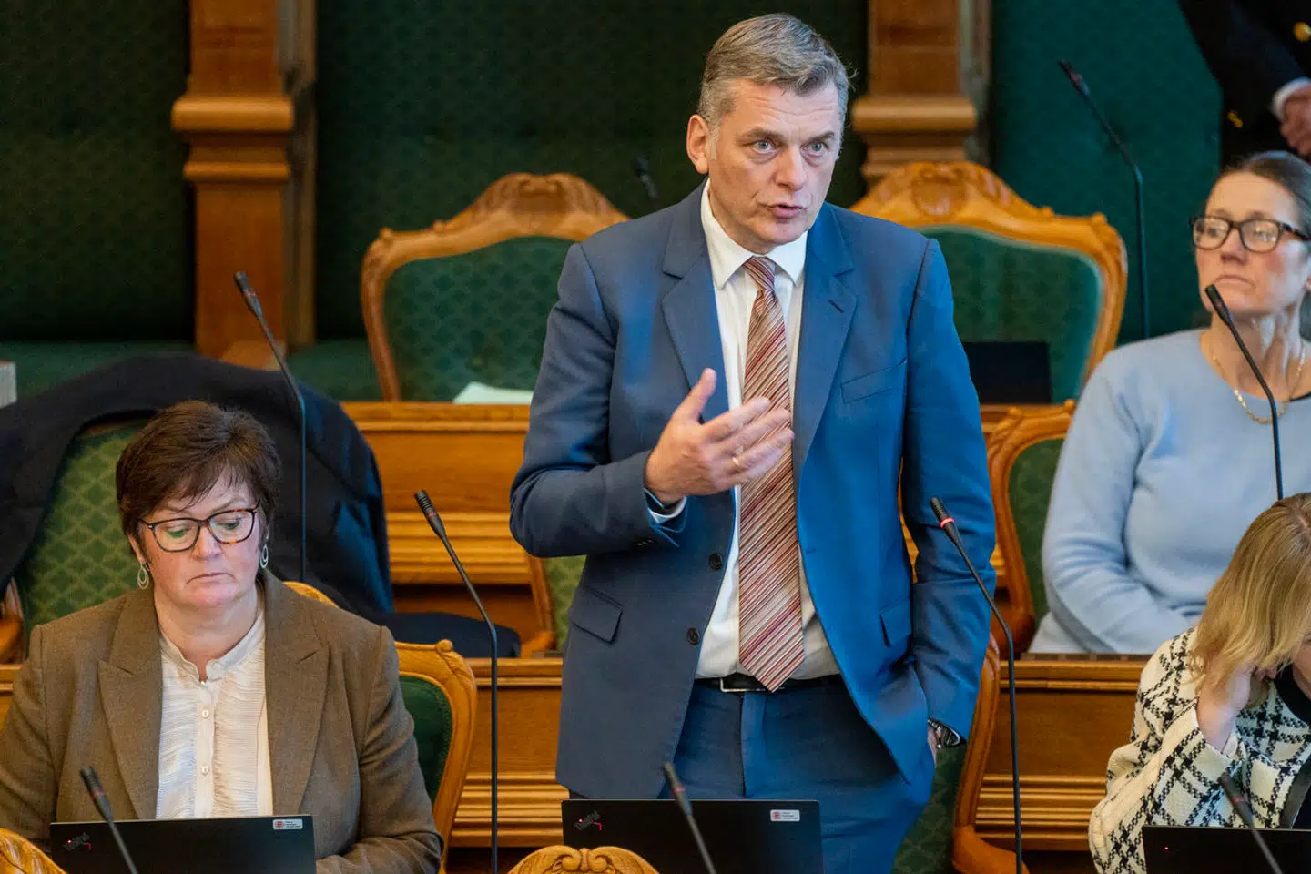 »Med den ene hånd sender vi våben og penge for at hjælpe Ukraine, og med den anden understøtter vi de virksomheder, der er til stede i Rusland,« lyder det fra Venstres Jan E. Jørgensen.