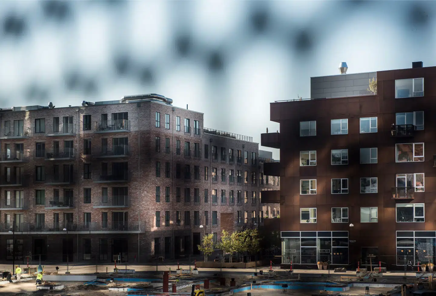 Køberne er for alvor kommet ud af starthullerne i noget, der ligner »panik før lukketid«, inden de nye boligskatter træder i kraft.