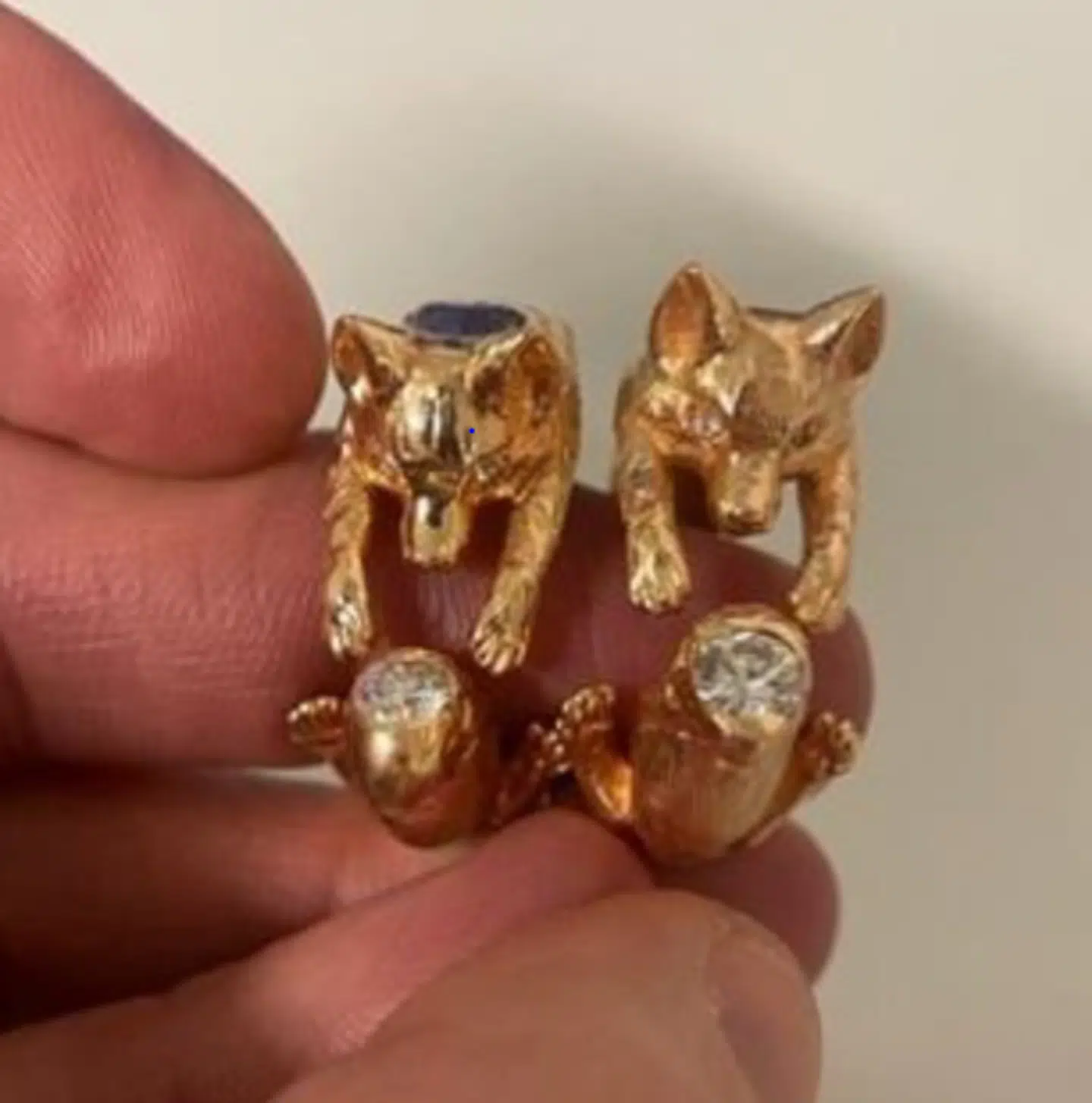 Foxtrot banden er kendetegnet ved at bære denne ræveformet guldring med en diamant. Foto: Politiet