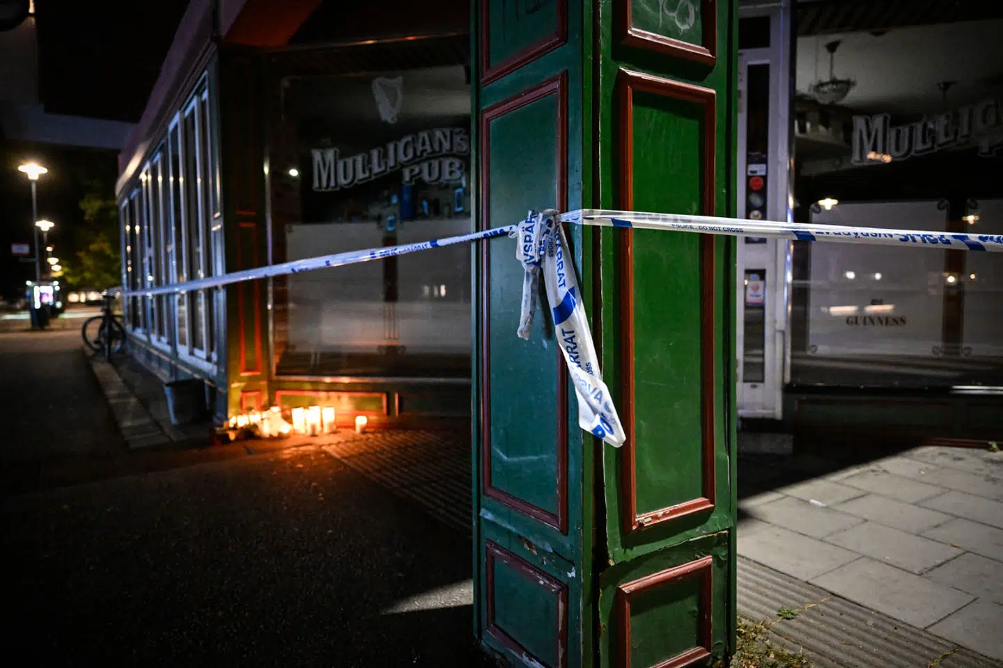 Lys tændt for ofrene for skyderi. Tre ud af fire ramte er tilfælde ofre, da der bliver åbnet ild på et værtshus i Sandviken, nord for Stockholm. To bliver dræbt.