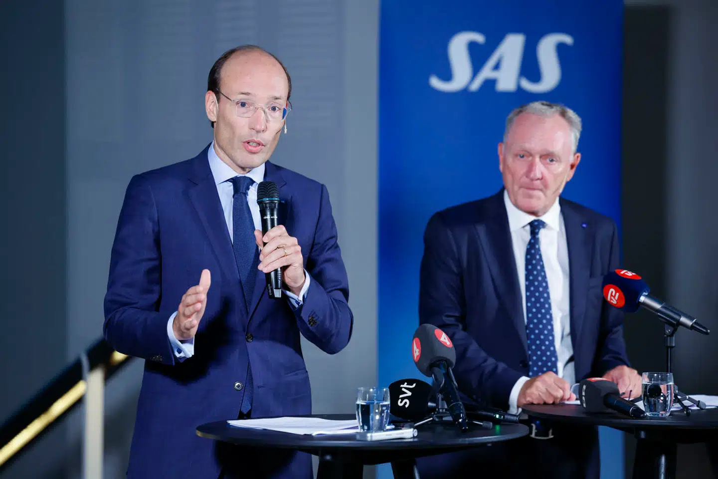 SAS-topchef Anko van der Werff (tv.) og -formand Carsten Dilling havde store overraskelser på tapetet, da de tirsdag aften præsenterede en ny investorgruppe, der skal sikre fremtiden for selskabet.