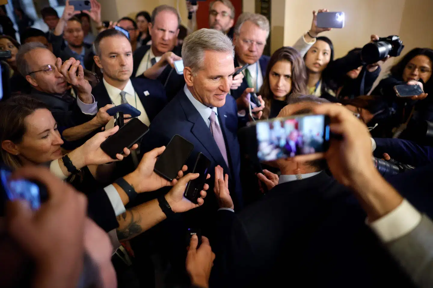 Inden afstemningen var der stor opmærksomhed omkring den republikanske formand for Repræsentanternes Hus, Kevin McCarthy, der nu har mistet sin post.