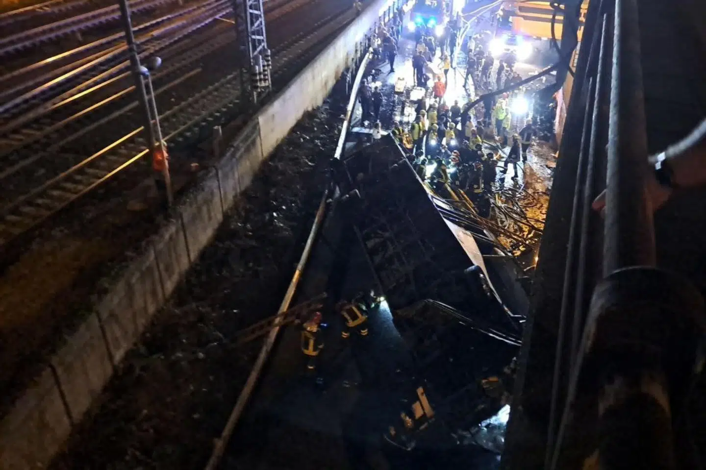 Mindst 20 personer er tirsdag aften omkommet i en trafikulykke nær Venedig, hvor en bus er kørt ud over en motorvejsbro.