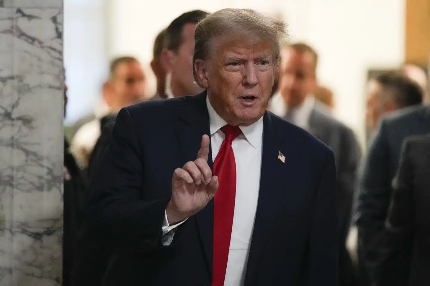 Ifølge CNN stirrede ekspræsident Donald Trump direkte på dommeren, da han udstedte ordren om, at samtlige parter i retssagen ikke må udtale sig offentligt om nogen af domstolens ansatte.