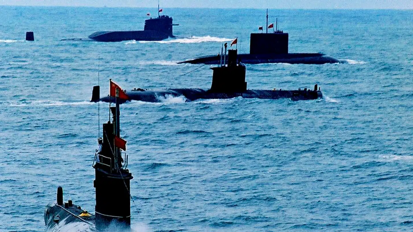 Kinesiske ubåde ses her under en militær øvelse.