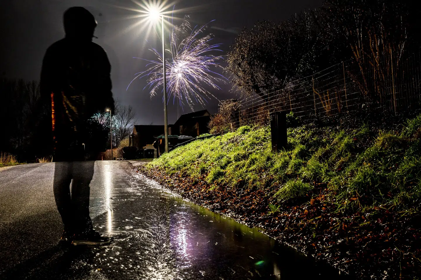 Fyrværkeriet er en fast tradition nytårsaften. I dagene op til skal det dog ikke være tilladt, mener regeringen. (Arkivfoto).