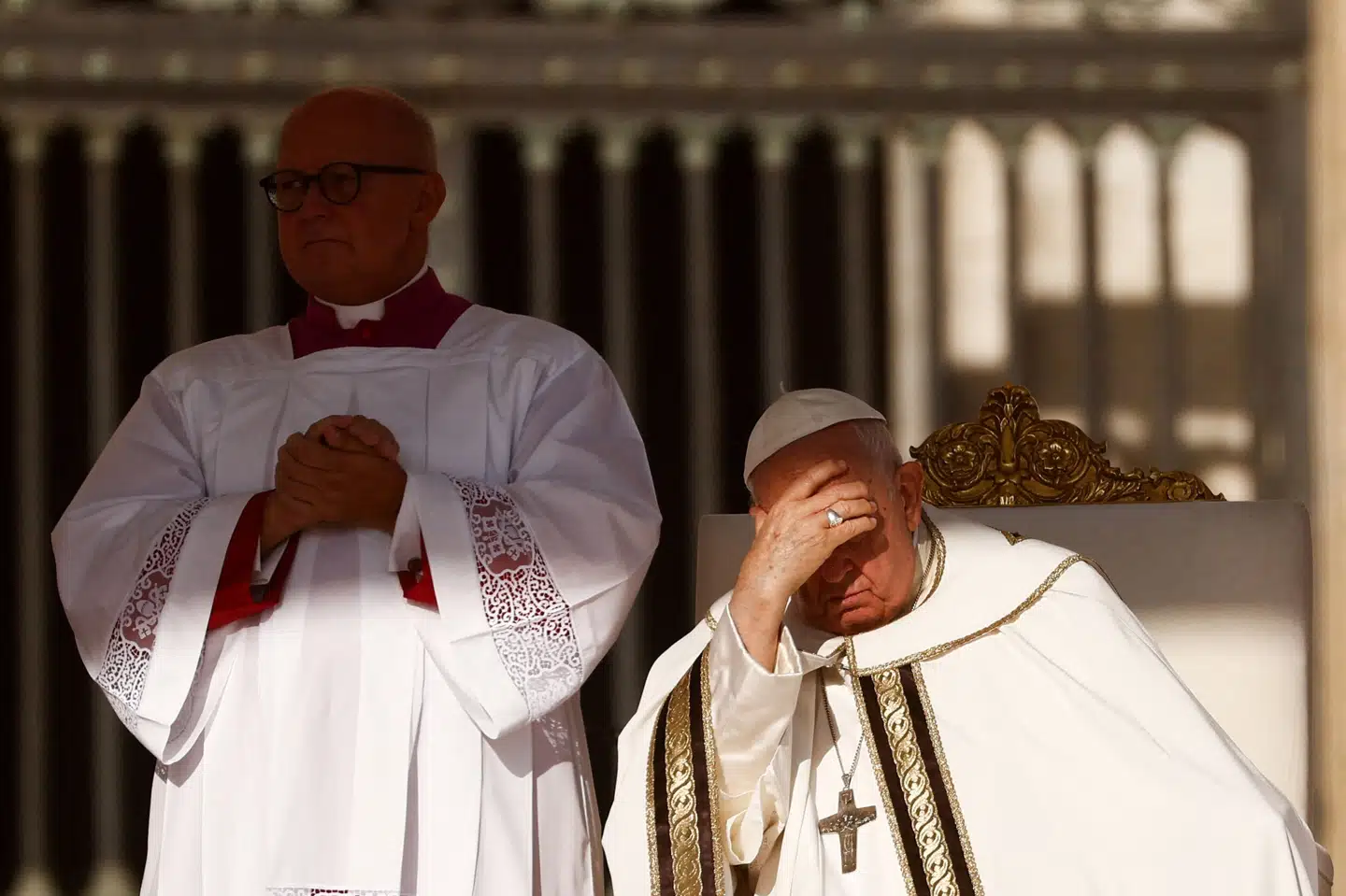 Pave Frans (th.) ønsker bindende aftaler om udfasning af fossile brændstoffer.