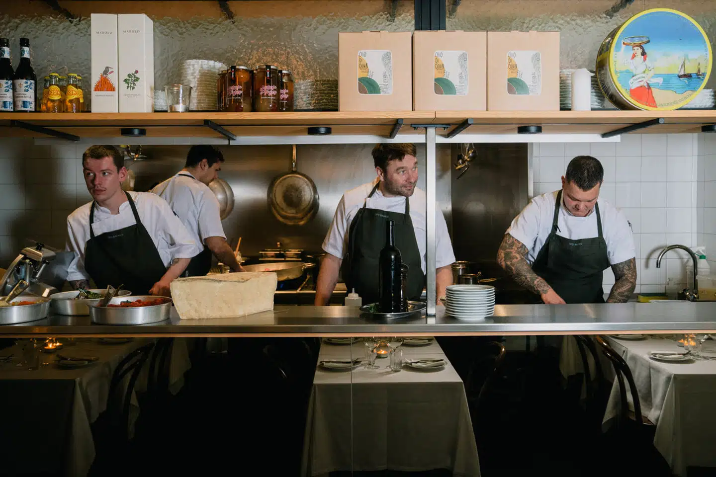 Folkene bag Byens Bedste bistro 2023, Restobar, er klar med et spritnyt spisested. Denne gang er det i Indre By. Her er en af mændene bag, Mikkel Egelund (i midten), fotograferet i Restobars køkken på Vesterbro.