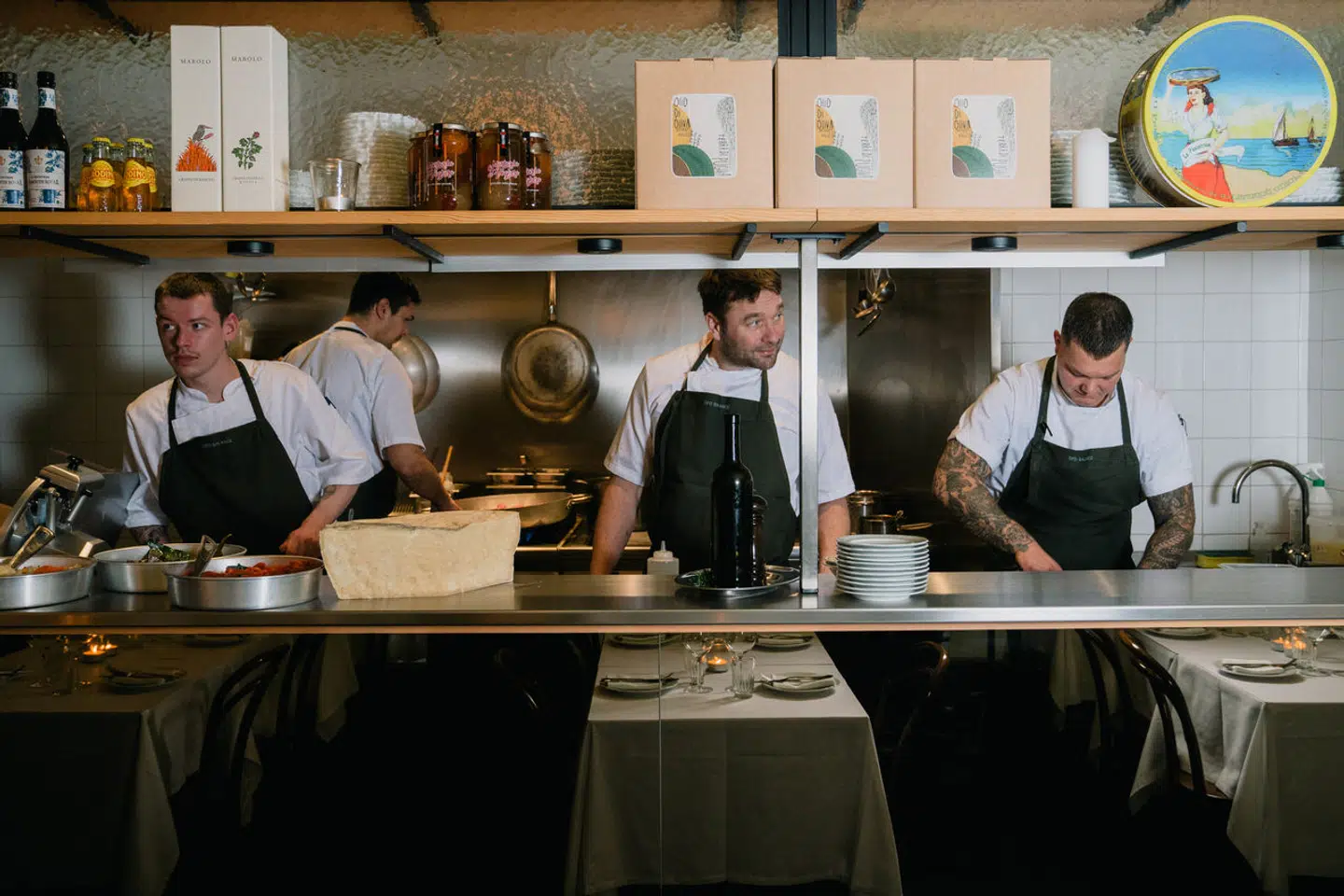 Folkene bag Byens Bedste bistro 2023, Restobar, er klar med et spritnyt spisested. Denne gang er det i Indre By. Her er en af mændene bag, Mikkel Egelund (i midten), fotograferet i Restobars køkken på Vesterbro.