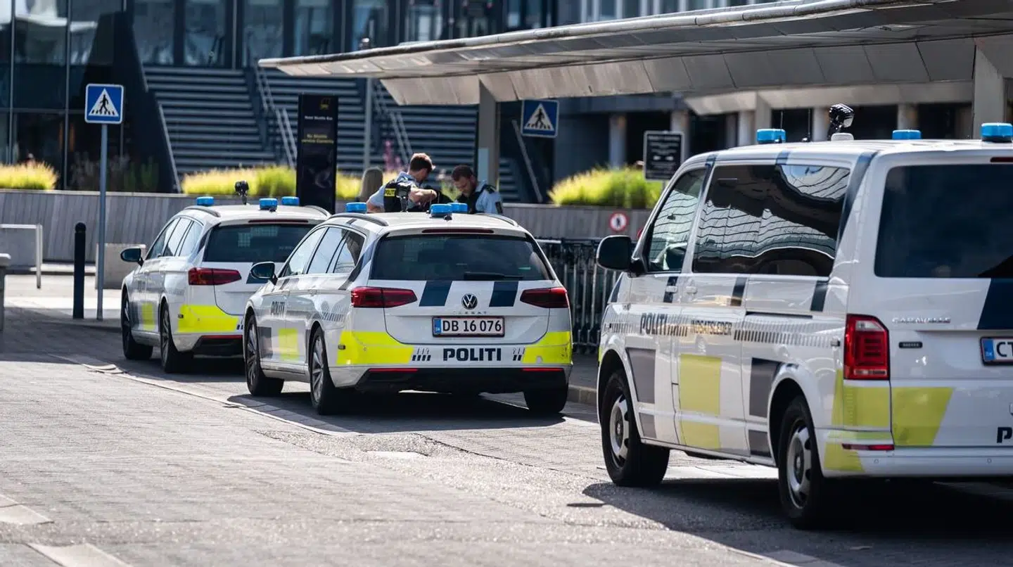 Politiet var talstærkt til stede i lufthavnen i kølvandet på joken.