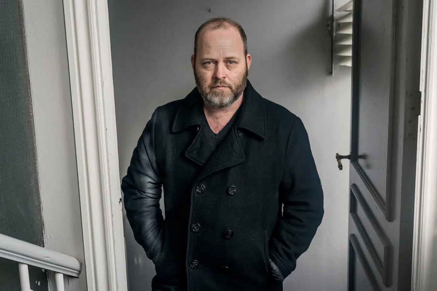 »Er det ikke på tide at skrotte det latterlige begreb »midtlivskrise«? Lad os i stedet se upartisk på denne fase i et menneskes liv og kalde den noget mere passende, som »50er-klarsyn«, »exitstrategi« eller »fuck-it-alderen«,« foreslår Søren Jacobsen Damm, der er gastronomiredaktør, anmelder og kommentator på Berlingske.