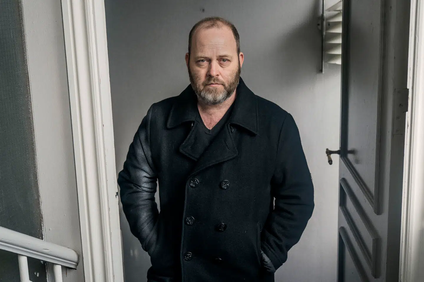 »Er det ikke på tide at skrotte det latterlige begreb »midtlivskrise«? Lad os i stedet se upartisk på denne fase i et menneskes liv og kalde den noget mere passende, som »50er-klarsyn«, »exitstrategi« eller »fuck-it-alderen«,« foreslår Søren Jacobsen Damm, der er gastronomiredaktør, anmelder og kommentator på Berlingske.