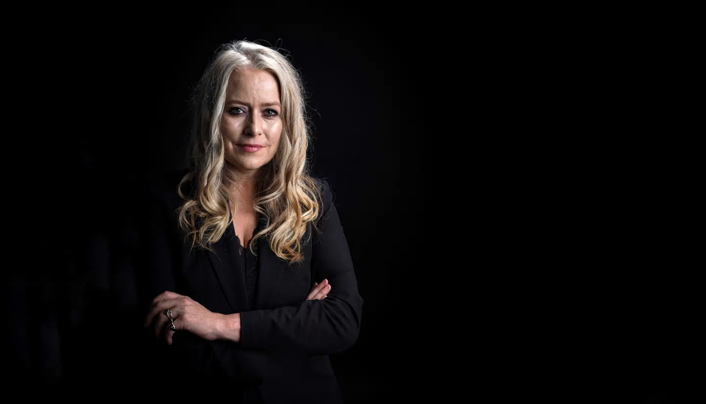 »Romkuglen var ikke den eneste attribut, der hørte til den jævne og kække Fugl Føniks, der havde rejst sig over det politiske landskab, marineret i romessens, nationalromantik og fortidsnostalgi og en næsten charmerende fastlandsforagt for eliten,« skriver Anne Sofie Allarp om statsministeren.