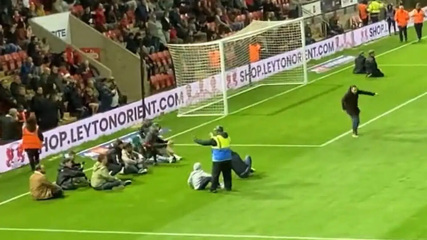 Omkring 20 tilskuere fik afbrudt kampen. Foto: OfficialVizeh / X