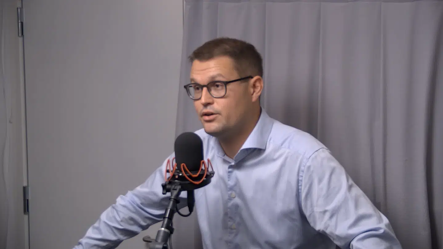 Christian Rabjerg Madsen i studiet hos Joachim B. Olsen