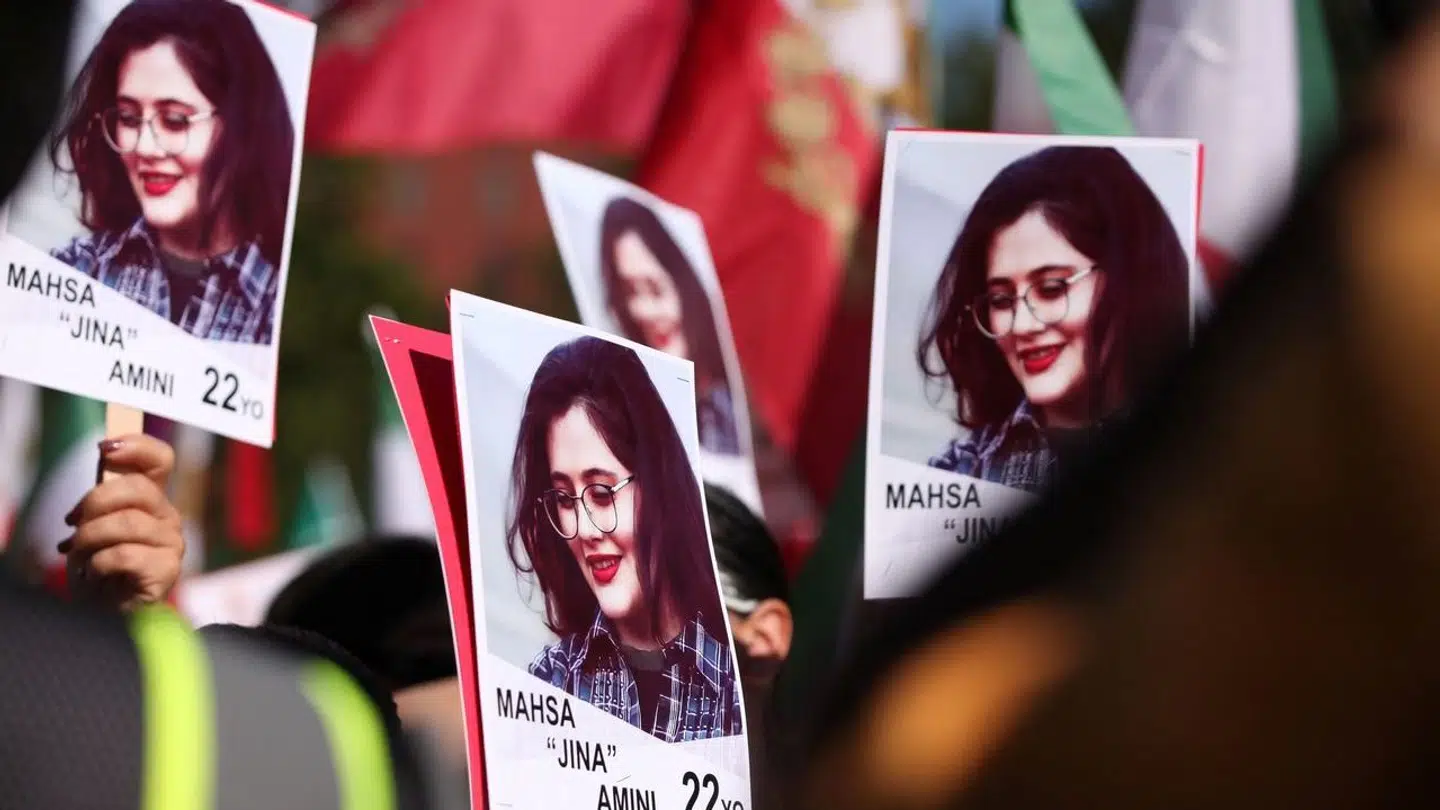 Jina Mahsa Amini blev 22 år. Siden hendes død sidste år har iranere demonstreret med livet som indsats.