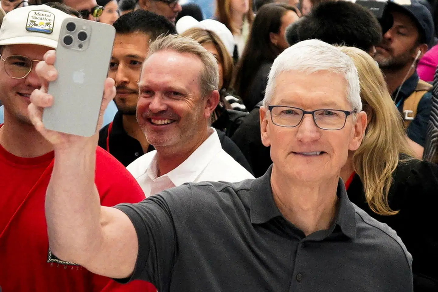 Det blev ... en iPhone 15, synes Apple-topchef Tim Cook at sige, da han for en måned siden fremviste årets model. Nu har han solgt ud af sin aktiebeholdning i det selskab, som han i 12 år har stået i spidsen for.