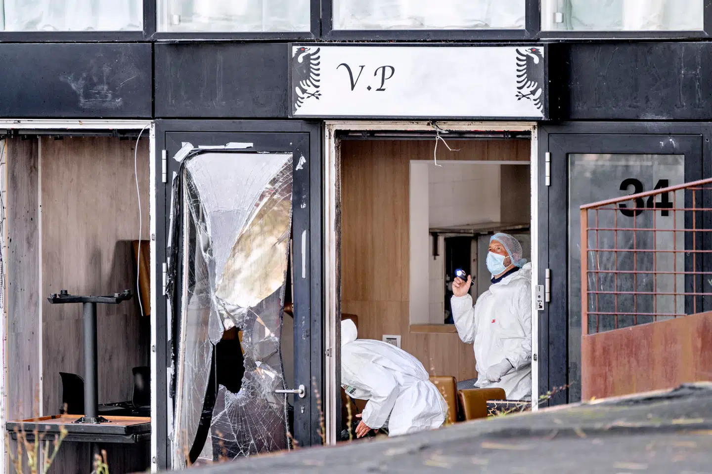 Politiets teknikere undersøger stedet efter en eksplosion natten til torsdag knuste ruderne til et klublokale, på Frederiksborgvej i København torsdag den 5. oktober 2023. Foto: Bax Lindhardt