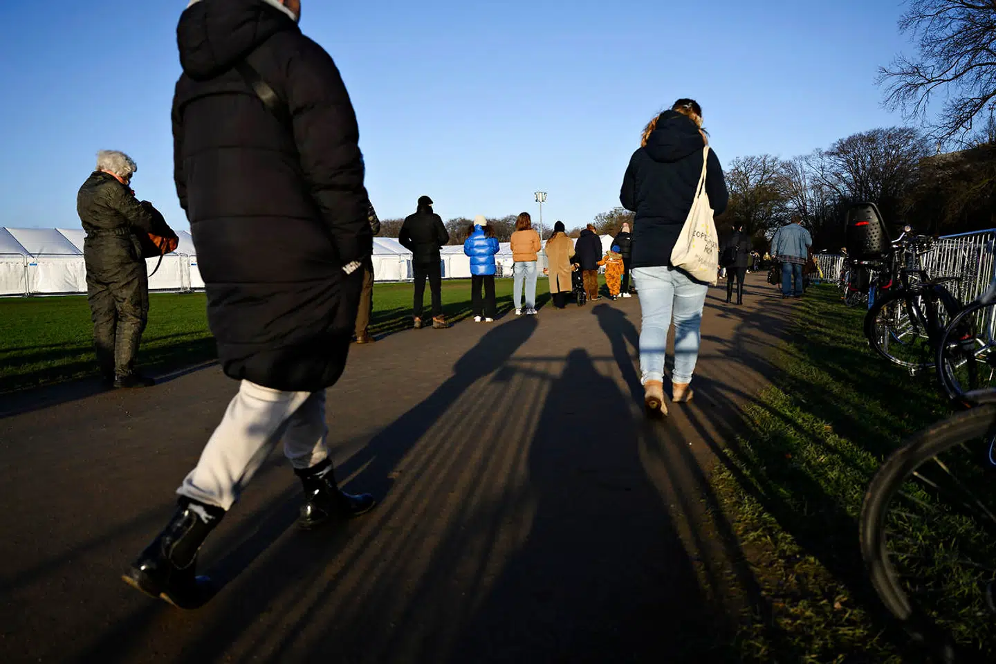 Folk står i kø til at blive testet for corona i Copenhagen Medicals covid-19-testcenter i Fælledparken i København i december 2021.