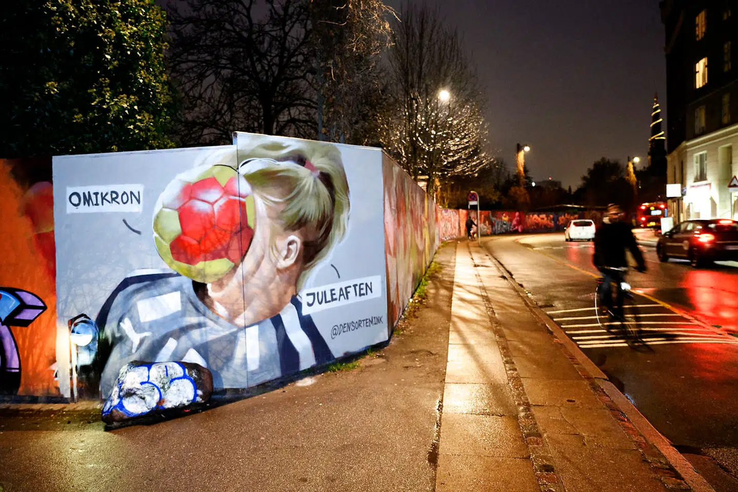 Corona har ramt os alle som en håndbold tyret i fjæset på os – som det skete for håndboldspilleren Althea Reinhardt under VM i 2021. Motivet, taget af fotografen Beate Oma Dahle, er siden blevet til graffiti på en mur.