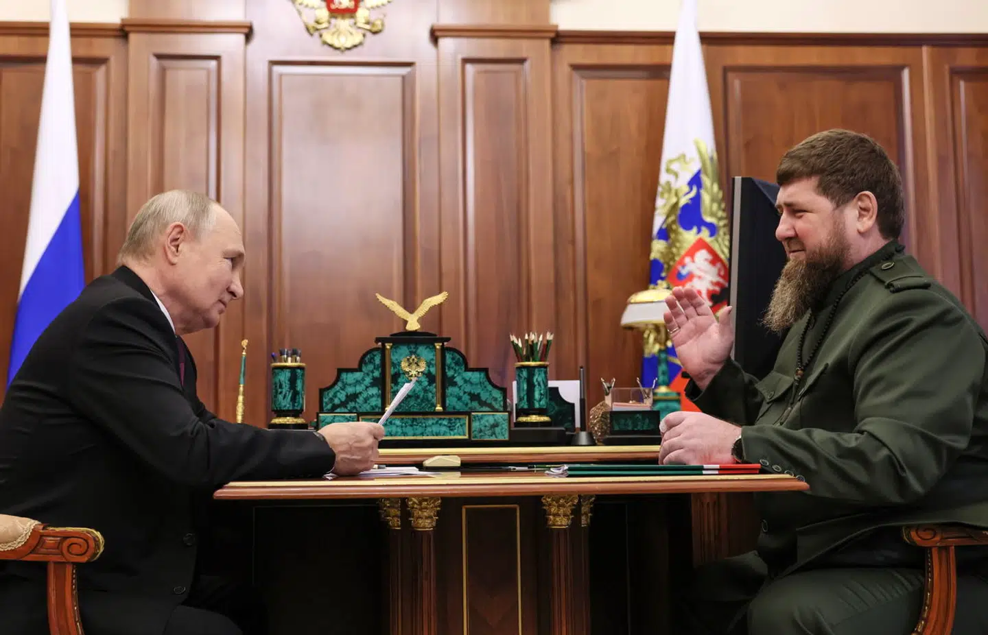 Ramzan Kadyrov ses her under et møde med den russiske præsident, Vladimir Putin, i september 2023.