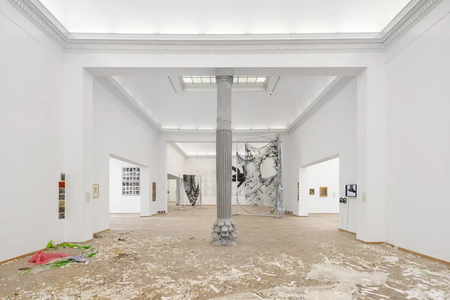 Der er ikke gjort meget for at fylde væggene op på Kunsthal Charlottenborgs jubilæumsudstilling. På den måde får bygningen og dens rum lov til at spille hovedrollen. Den omvendte søjle i midten er et værk af Maryam Jafri.