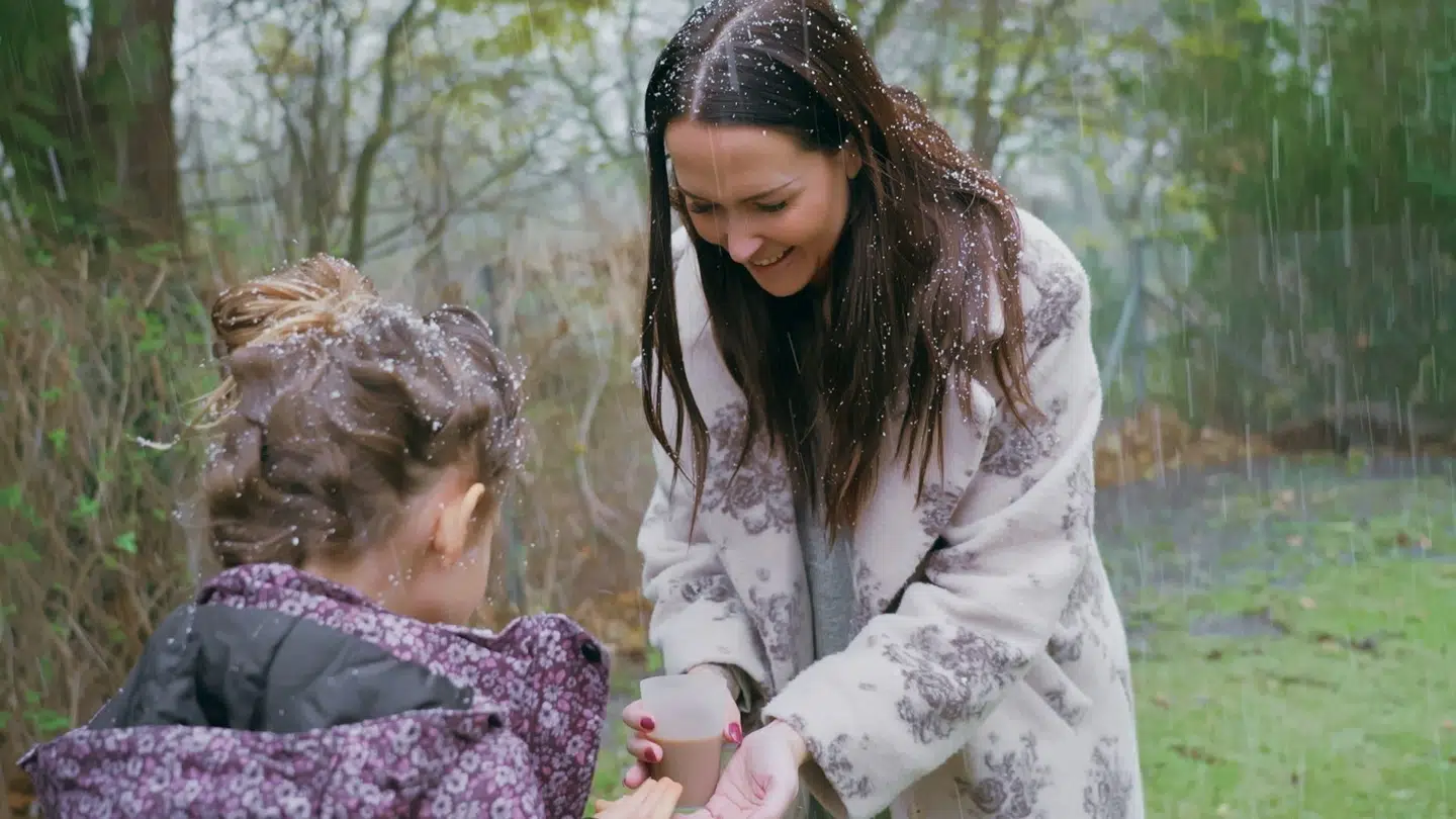 Stephanie Salvari sammen med sin ældste datter Alba i den nye serie 'Langt fra Bryggen' på Viaplay. Foto: Pressefoto