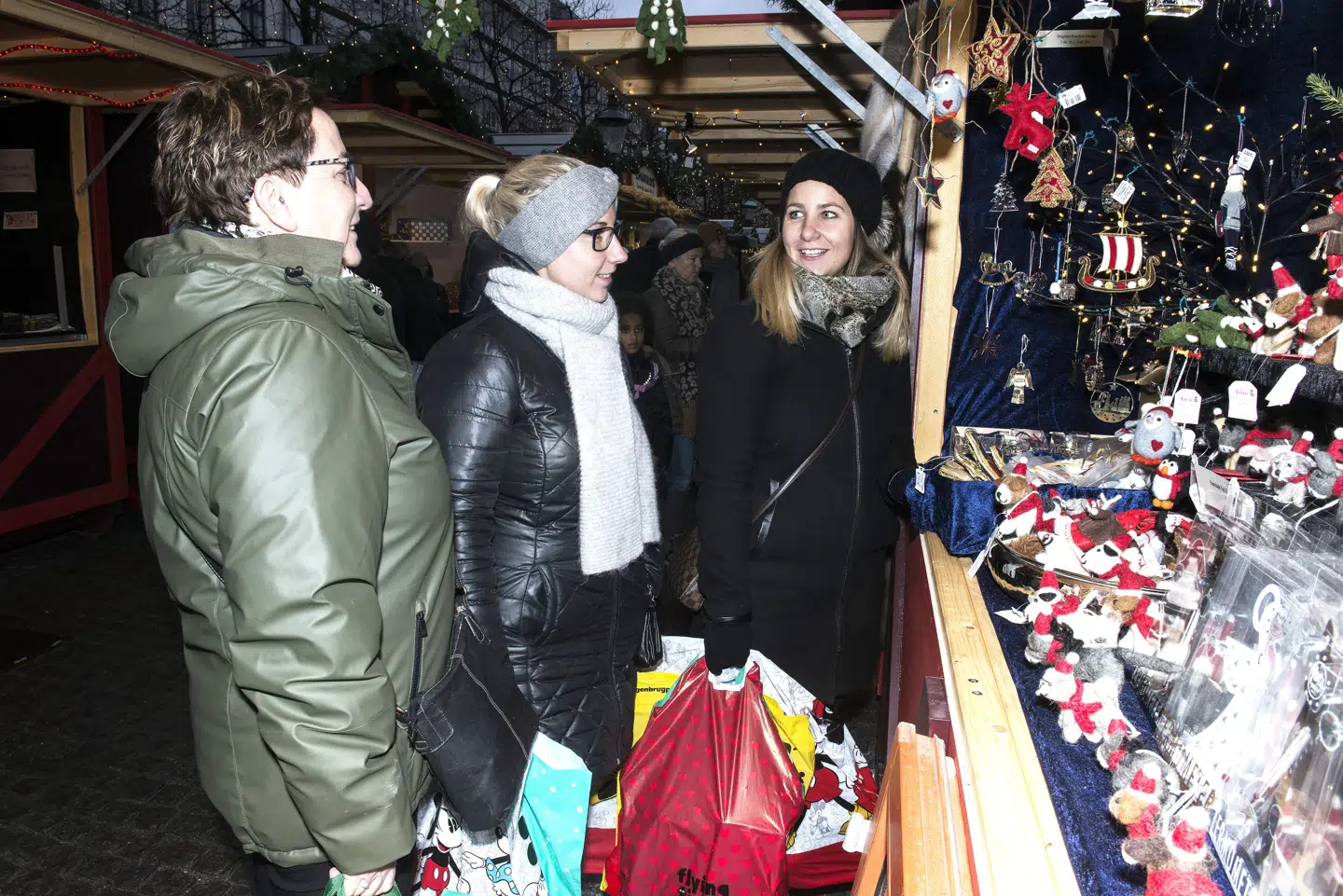 29-årige Malene Irmark (th.) havde forleden sin mor Gitte Jensen og storesøster Mette Rasmussen med på julegaveindkøb i København. Som 61 pct. af danskerne gør det, overvejer de også at handle julegaver på nettet. Men det er hyggeligere at gøre det sammen, erkender de. Foto: Sarah Christine Nørgaard