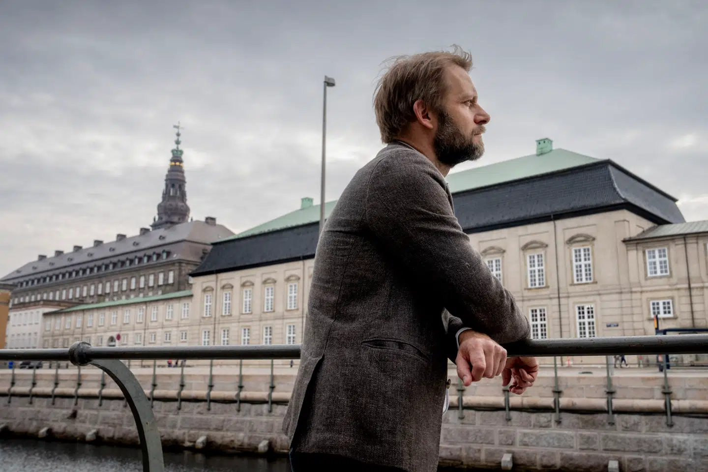 »Den administrative overklasse har skabt en fantastisk situation for sig selv, hvor de lever af at bestemme over arbejderklassen og gøre dem til klienter i velfærdssystemet,« siger Dennis Nørmark, der i en ny bog tager livtag med ufriheden i Danmark.