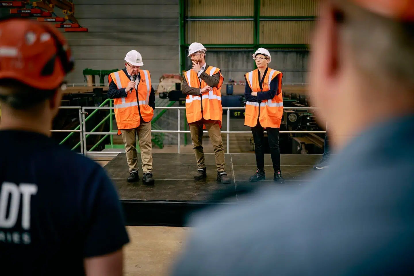 »Hvis man gerne vil have flere over folkepensionsalderen i arbejde, er det langt mere effektivt at hæve folkepensionsalderen. Et halvt års højere folkepensionsalder øger arbejdsudbuddet med cirka 15.000,« skriver Jørgen Sloth.SMV-partilederne: Lars Løkke Rasmussen, Jakob Ellemann-Jensen og Mette Frederiksen besøger Blandt Industries på Fyn.