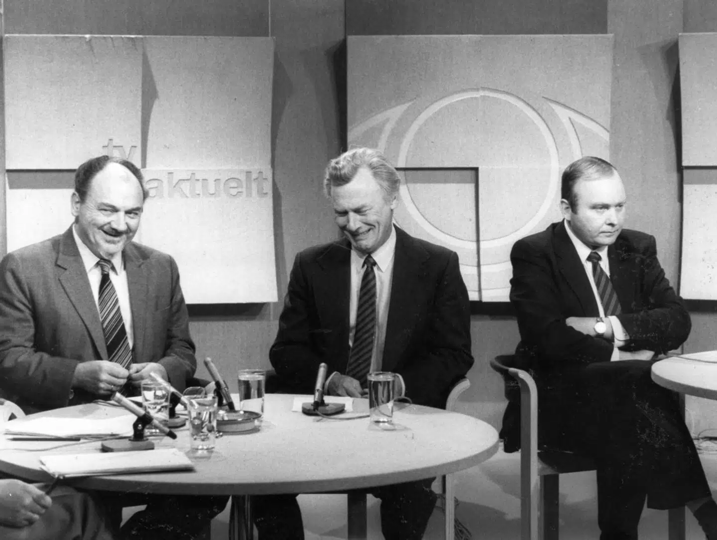 I den vellykkede DR-serie om Poul Schlüter beskrives den dramatiske dannelse af Firkløverregeringen i september 1982. To tidligere konservative ministre interviewes som hovedvidner. Der er dog ét problem,« skriver Bertel Haarder. Her ses Henning Christophersen (th.), Anker Jørgensen og Poul Schlüter i debat i programmet »Aktuelt« i 1982.