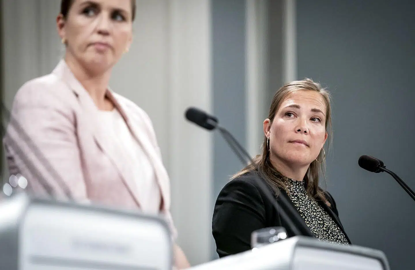 Social- og ældreminister Astrid Krag (th.).