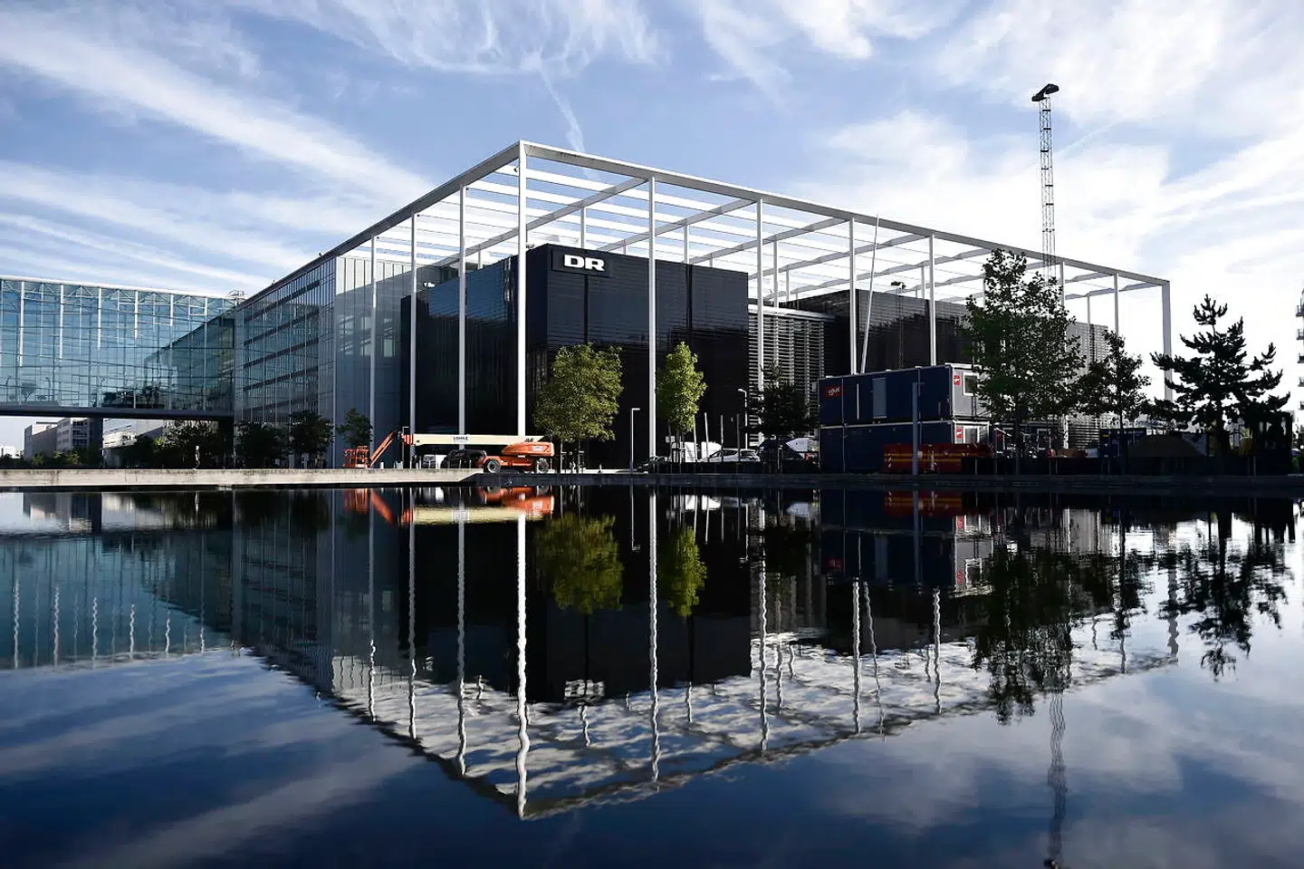 »Nu hvor DR lægger op til en radikal kursændring, er tiden nok inde til, at vi får en grundig debat om, hvad vi egentlig vil med denne mastodont?« spørger Per Stig Møller.