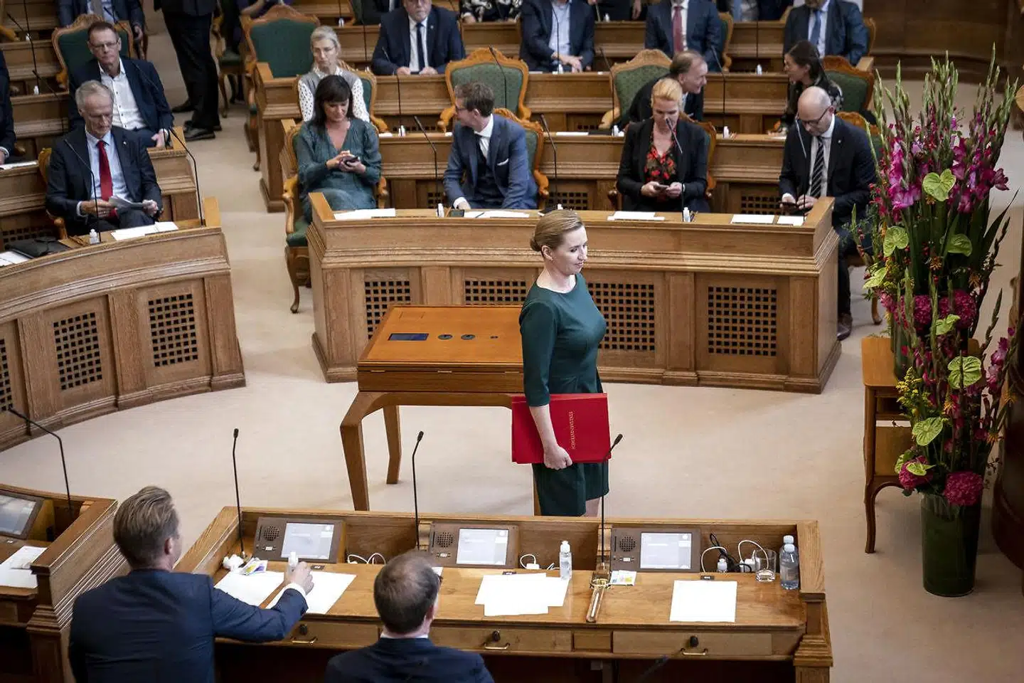 »Der er altså snarere tale om, at statsministeren har manifesteret sig som en stærk leder, end at selve koalitionen bag hende er stærk. I den forstand er Folketinget blevet svækket i forhold til regeringen. Men altså ikke fordi det savner magtmidler,« skriver Otto Brøns-Petersen.