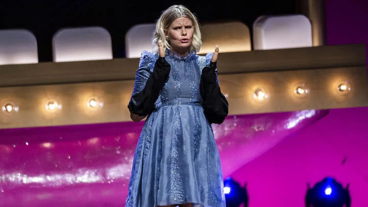 »Mens Hanne Vibeke Holsts historie har forbigået medievirakken, er Sofie Lindes blevet dækket bredt. Ikke mindst fordi tiden – post MeToo – er en anden. Og fordi Alexandria Ocasio-Cortez, kendt som AOC, i mellemtiden har sat »ordentlighed« og »respekt« på agendaen,« skriver Henriette Kinnunen.