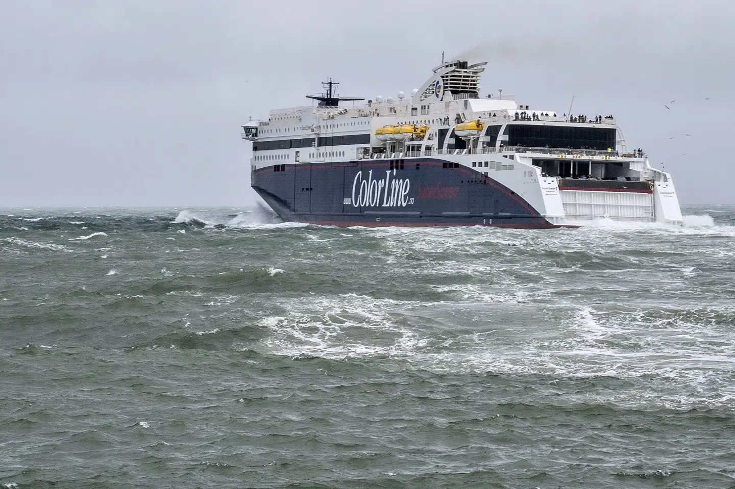 Uvejr aflyser færgeafgange og flyafgange. (Arkivfoto).