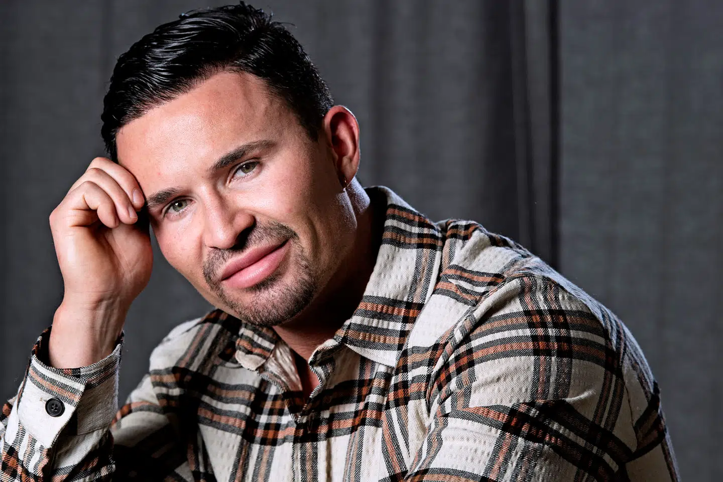 Gustav Salinas er kendt fra en lang række realityprogrammer. Den senere tid har det dog været hans hverv som online personlig træner og med sit eget slikmærke, der har fyldt mest.