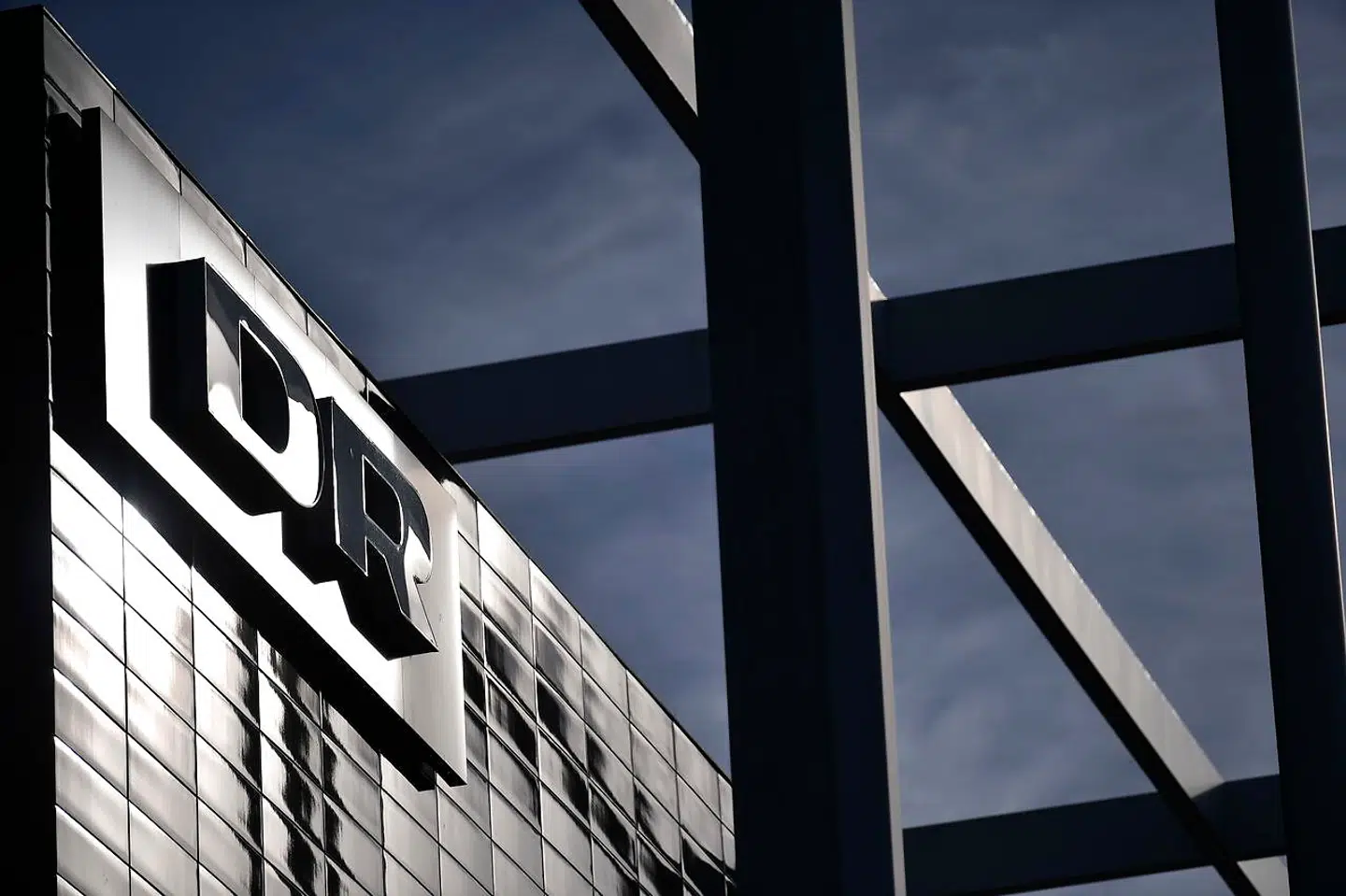 I DRs Søndagsfrokosten blev der spillet klip fra et tidligere P1-indslag, hvor en kvinde fortalte om sin oplevelse af overgreb på Roskilde Festival, hvilket blev brugt som afsæt til en diskussion om samtykke i voldtægtslovgivningen.