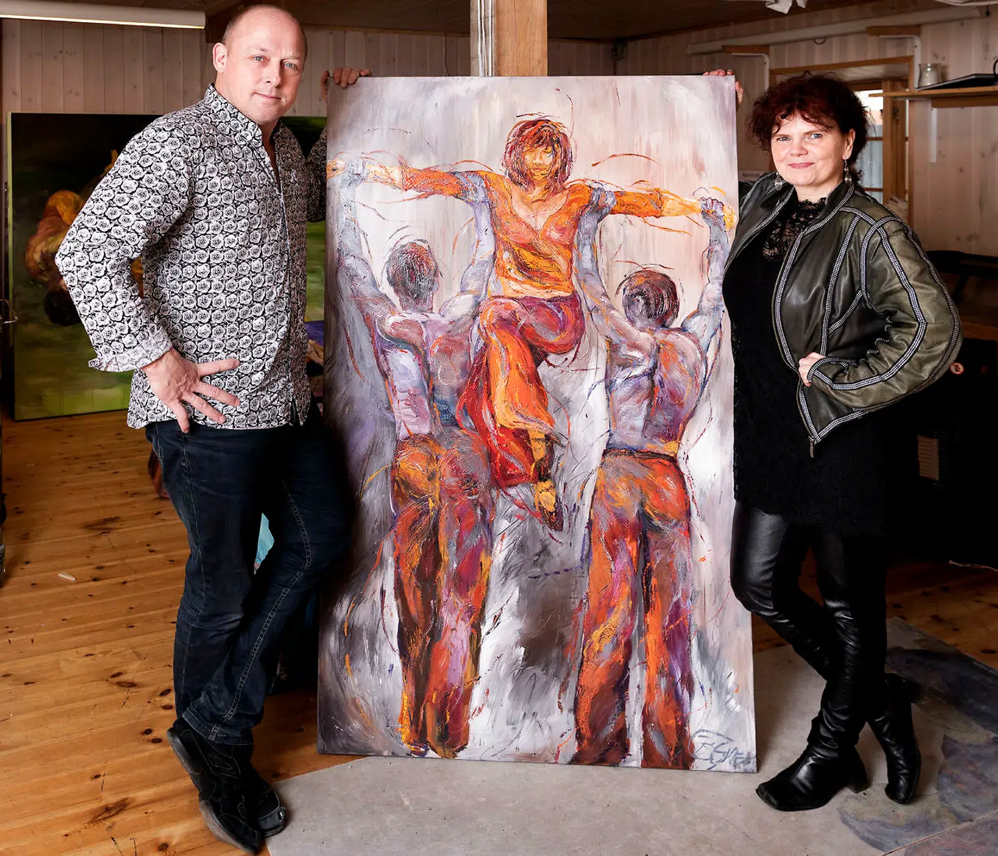 Birgitte Gyrd er billedkunstner og har i flere år malet motiver, der måske underbevidst har handlet om det, at have kærlighedsforhold til flere personer. Her er hun med et af sine malerier og sin mand Hans Erik der, ligesom Birgitte har haft, har en kæreste.
